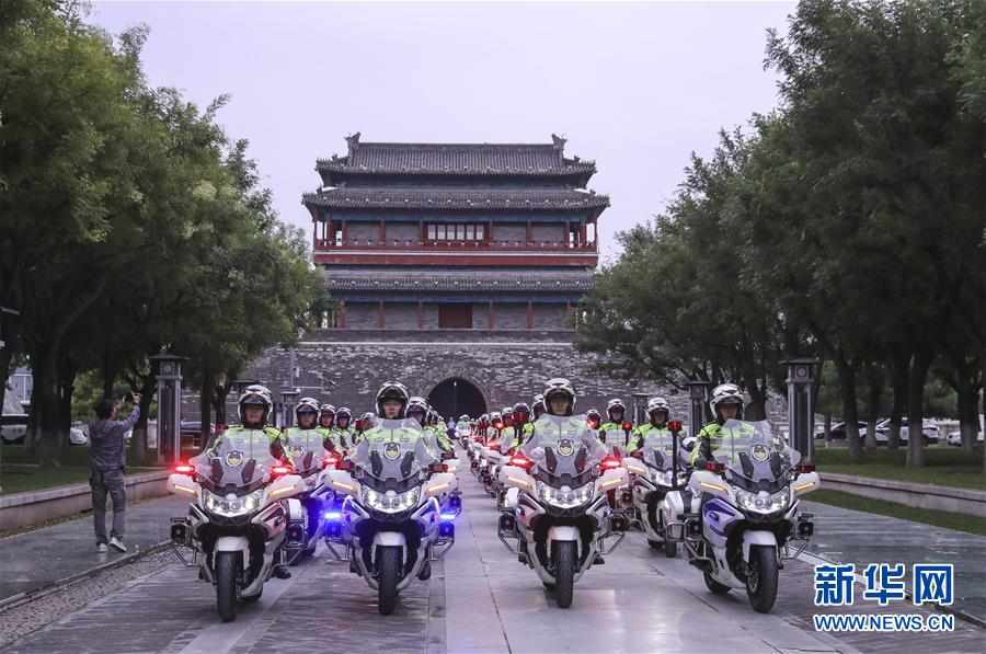 (社会)(4)首都交警铁骑队亮相