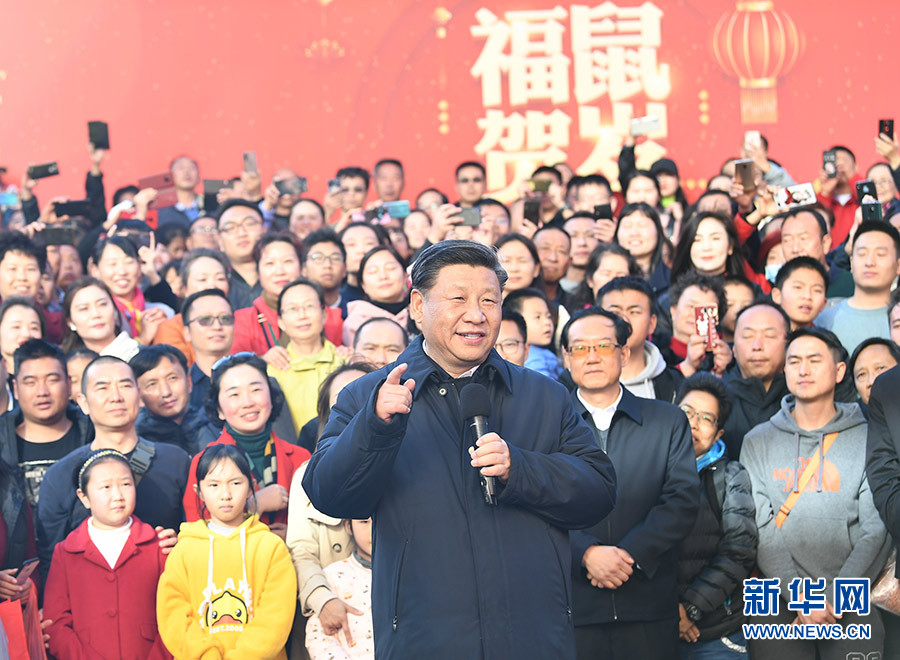 1月20日，正在云南考察的中共中央总书记、国家主席、中央军委主席习近平来到昆明国际会展中心，了解春节前年货市场供应及国内外商品展销情况，同现场群众亲切交流，并向全国各族人民致以新春祝福。 新华社记者 谢环驰 摄